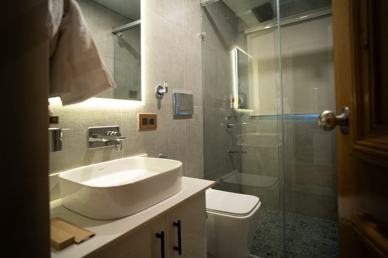 Deluxe Room — bathroom